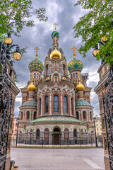 Fototapeta na wymiar Die Auferstehungskirche, auch als Blutkirche, Erlöserkirche und Erlöser-Kirche auf dem Blut bekannt, ist eine im neorussischen Stil errichtete Memorialkirche in St. Petersburg Russland