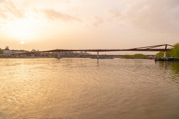 Fototapeta na wymiar Most pieszo rowerowy, kładka nad rzeką Wisłą. Nowo otwarty most w Warszawie, łączący Śródmieście z Pragą.