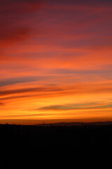 Fototapeta na wymiar Atardecer con un cielo anaranjado