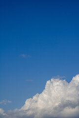 Cielo azul con pocas nubes