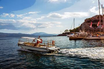 Motor boat leaves Hudra island andmove to Mainland of Greece