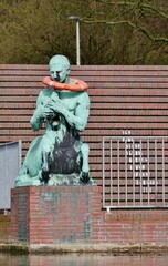 Statue am Stadtparksee mit Rettunggsring um den Hals