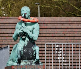 Statue am Stadtparksee mit Rettunggsring um den Hals