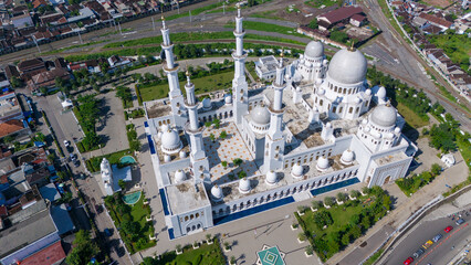 aerial view of the Sheikh Zayed Grand Mosque, Solo - obrazy, fototapety, plakaty