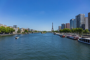 Obraz premium Cityscape of Seine river and District of Beaugrenelle. Paris, France.
