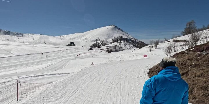 Estoy aprendiendo esquiar en una escuela para esquiadores profesionales. El panorama es blanco y la nieve es fenomenal.