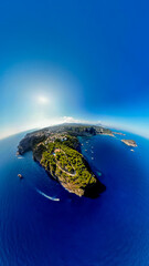 180-Grad Luftaufnahmen der atemberaubenden Costa Blanca: Sonne, Meer und Felsen
