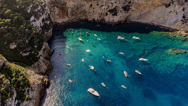 Luftaufnahmen der atemberaubenden Costa Blanca: Sonne, Meer und Felsen