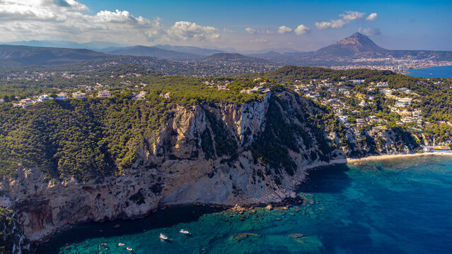 Luftaufnahmen der atemberaubenden Costa Blanca: Sonne, Meer und Felsen
