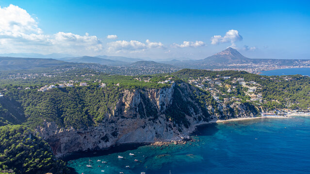 Luftaufnahmen der atemberaubenden Costa Blanca: Sonne, Meer und Felsen