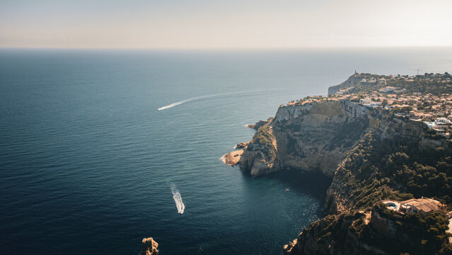Luftaufnahmen der atemberaubenden Costa Blanca: Sonne, Meer und Felsen