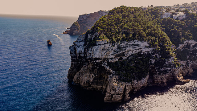 Luftaufnahmen der atemberaubenden Costa Blanca: Sonne, Meer und Felsen