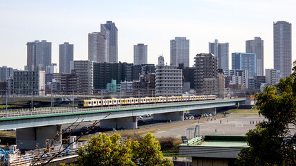 Fototapeta premium 河川を渡る電車