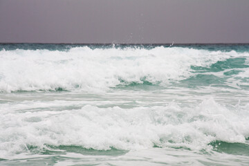 Fototapeta premium Mar color turquesa. Cielo nublado.