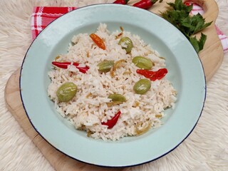 Nasi liwet or liwet rice. Rice cooked with spices such as bay leaves, galangal, shallots, garlic and chili. Once the rice is cooked, sprinkle with fried anchovies and fried petai. Closeup photo.
