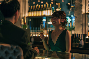 シャンパンを飲むカップル　高級クラブ