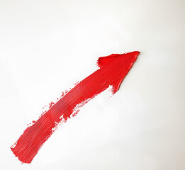 ブラシで描かれた右肩上がりに上昇する赤い矢印