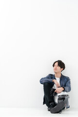 ヘルメットを持って座る男性ライダー