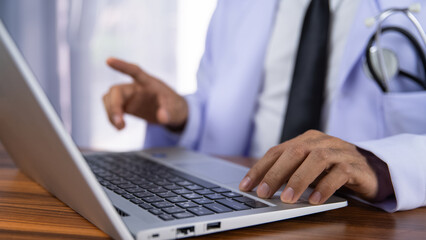 Doctors use computers to record treatment data into the hospital's data storage system using modern technology.