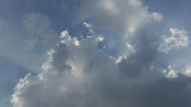 ゆっくり流れる雲のアップ