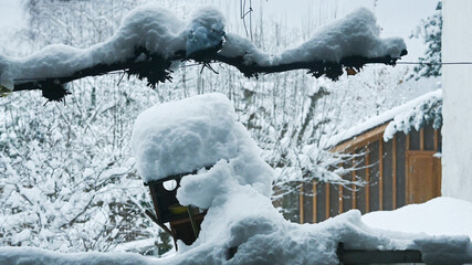 mangeoire pour les oiseaux couverte de neige
