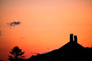 夕焼けに染まるお寺の屋根