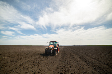 Obraz premium Tractor spreading artificial fertilizers