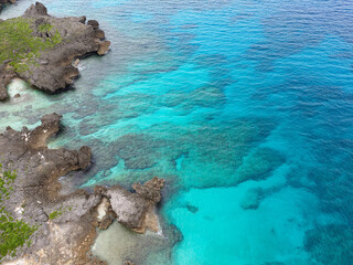 宮古島のエメラルドグリーンの岩礁の空撮写真