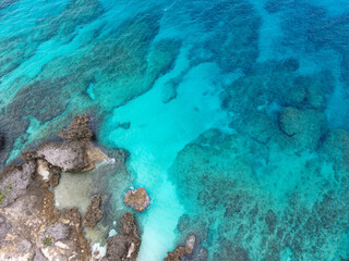 宮古島のエメラルドグリーンの岩礁の空撮写真