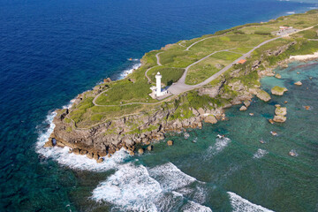 ドローンで空撮した東平安名崎の灯台の風景