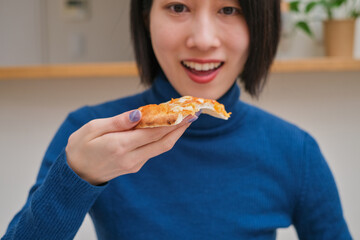 ピザを食べる女性のクローズアップ
