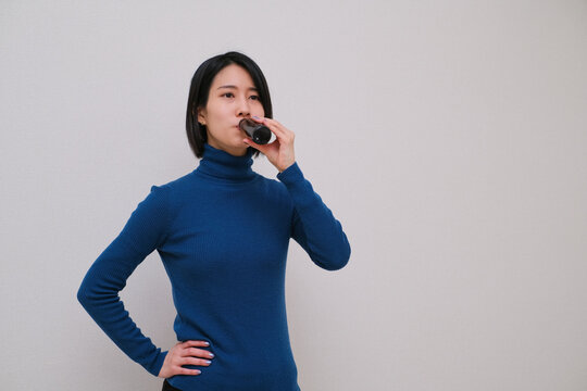 ビタミンドリンクを飲む女性