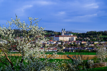 Frühlingsblick auf das Stift St. Florian in Oberösterreich mit Blütenzauber - obrazy, fototapety, plakaty