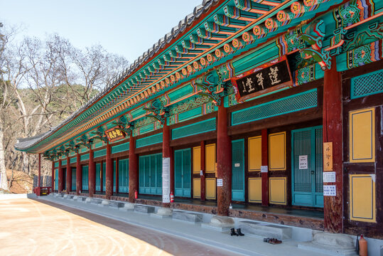 2021. 12. 22. 대한민국 충청남도 공주시에서 촬영, 마곡사의 연화당과 관음전 건물-Yeonhwadang and Gwaneumjeon Buildings of Magoksa Temple, Gongju, South Korea