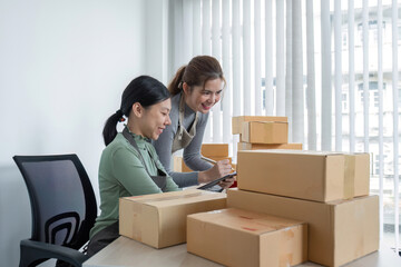 Online salespeople are selling products through online platforms and packing them into parcel boxes to prepare for delivery.