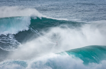 Naklejka premium surfing the big waves