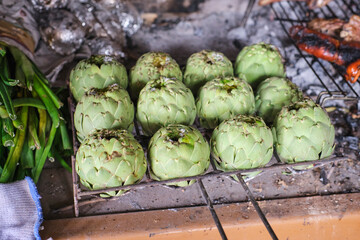 Alcachofas a la brasa en una calçotada