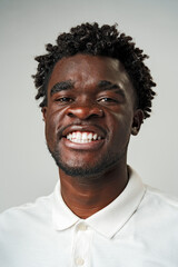 Obraz premium African Man in white shirt in Front of Gray Wall