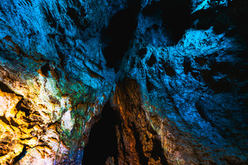 鍾乳洞の中から見上げる