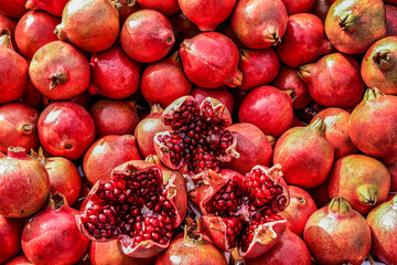 Pomegranates with seeds - obrazy, fototapety, plakaty