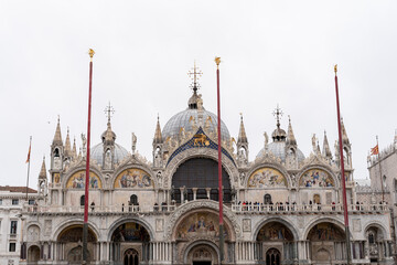 Fototapeta na wymiar Dome and statues of the Basilica of Venice