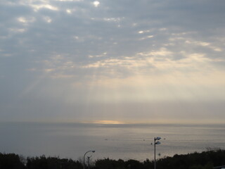海に朝日が降り注ぐ景色