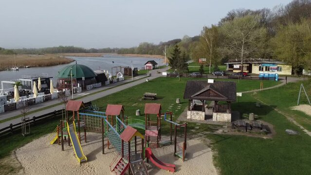 Infrastruktura do jazdy na rolkach, jazdy na rowerze, spacerowania i biegania w mieście nad wodą rzeką w pogodny słoneczny dzień