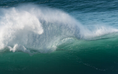 Obraz premium wave breaking into the water