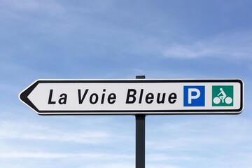Panneau directionnel la voie bleue Moselle-Saône en France	