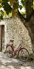 Fototapeta na wymiar Antiga bicicleta vermelha apoiada em uma parede de tijolos