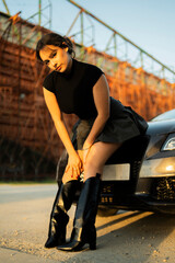 Chica joven con estilo posando en las calles de una gran ciudad y parking