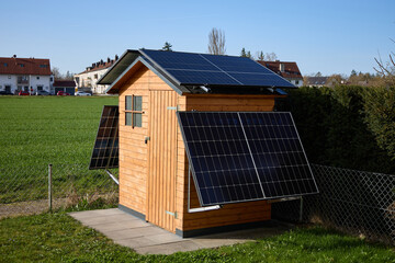 Balkonkraftwerk mit 4 Solarmodulen auf Gartenhaus