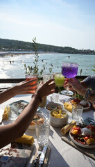 cocktail servito con un abbondante aperitivo servito in un bar in riva al mare - 772994955