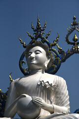 Tempel mit Buddhastatue in Chonburi Thailand